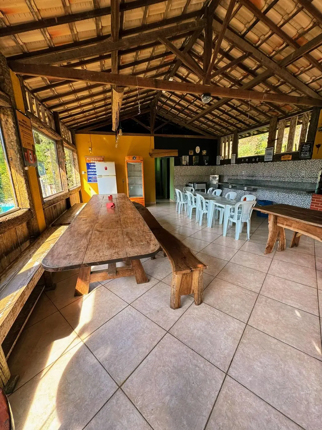 Confraria, o salão coberto com churrasqueiras
